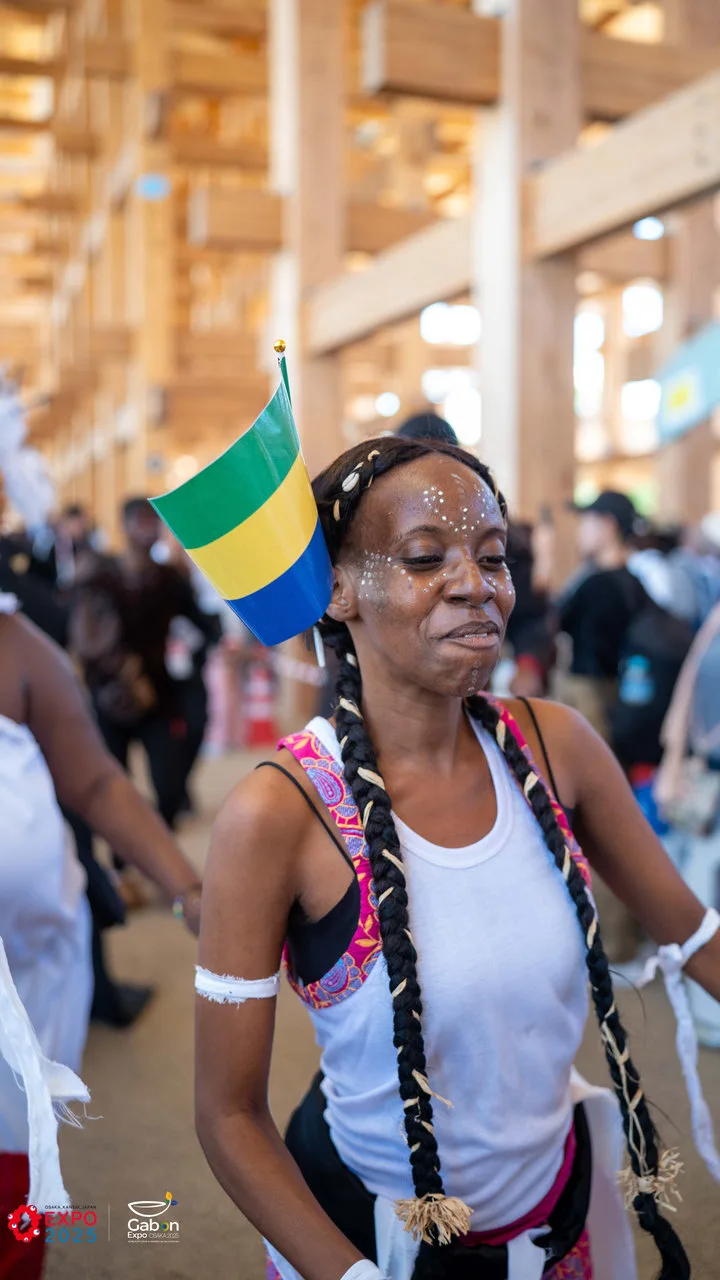 Osaka 2025 – Le Gabon fait sensation avec une parade culturelle autour du plus grand anneau en bois du monde — photographie 2