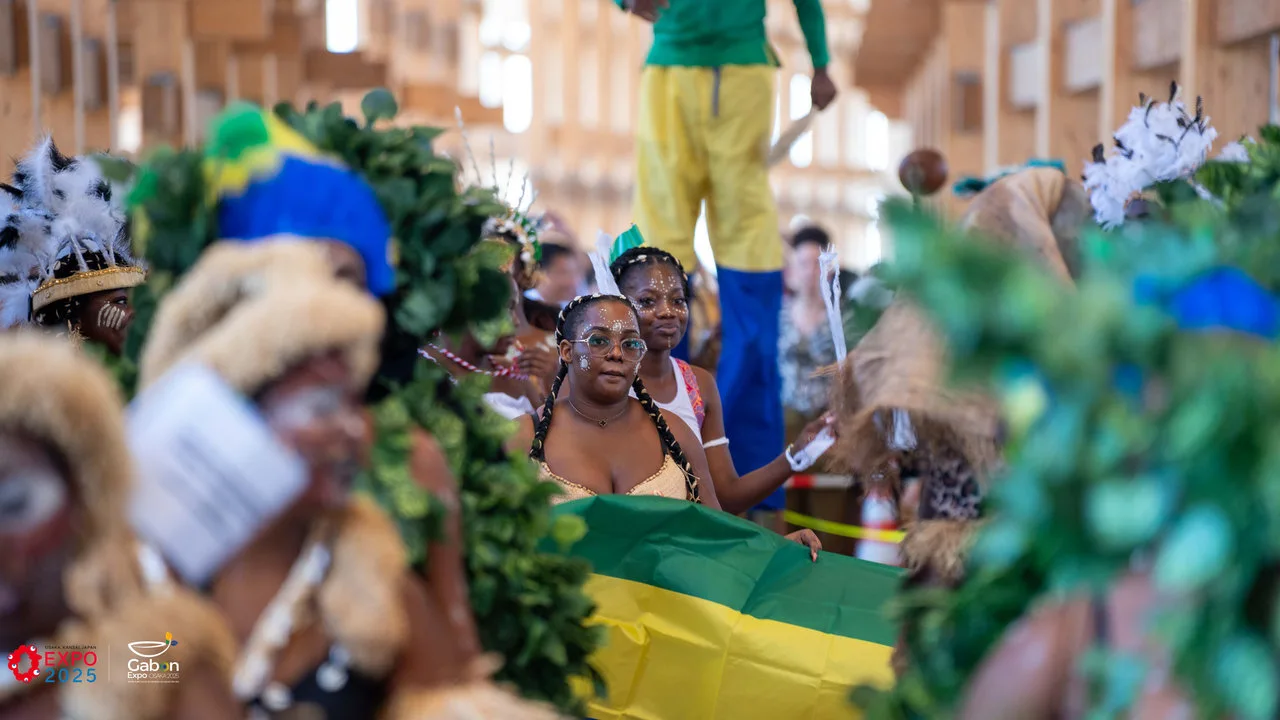 Osaka 2025 – Le Gabon fait sensation avec une parade culturelle autour du plus grand anneau en bois du monde — photographie 2
