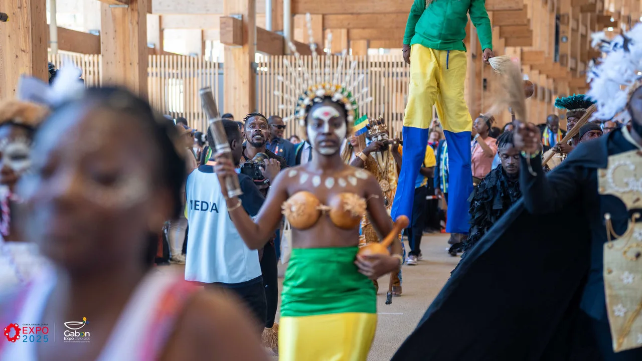 Osaka 2025 – Le Gabon fait sensation avec une parade culturelle autour du plus grand anneau en bois du monde — photographie 6
