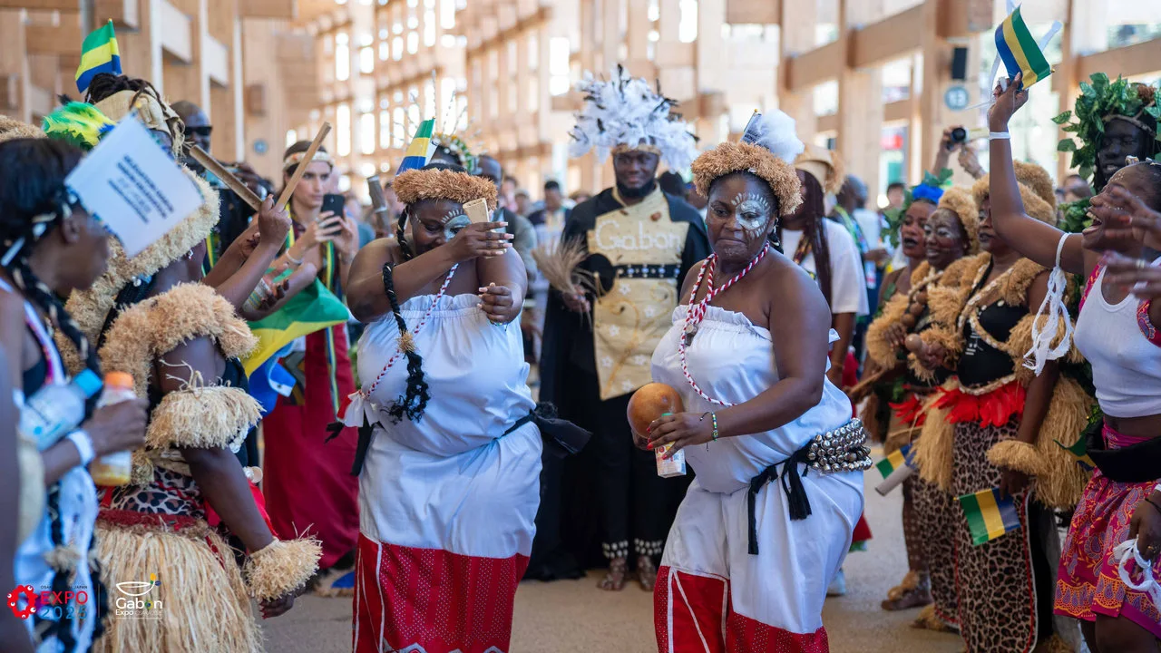 Osaka 2025 – Le Gabon fait sensation avec une parade culturelle autour du plus grand anneau en bois du monde — photographie 3