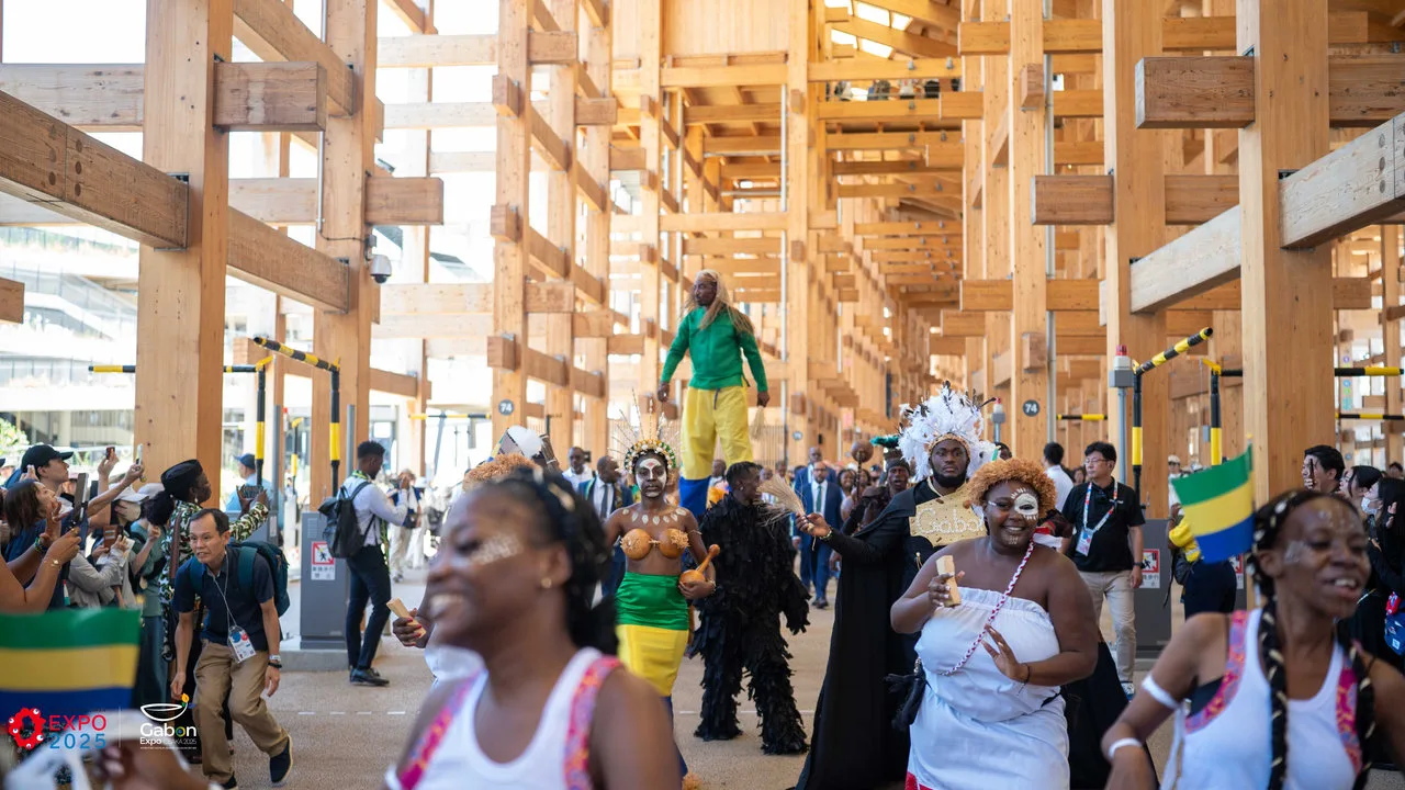 Osaka 2025 – Le Gabon fait sensation avec une parade culturelle autour du plus grand anneau en bois du monde — photographie 7