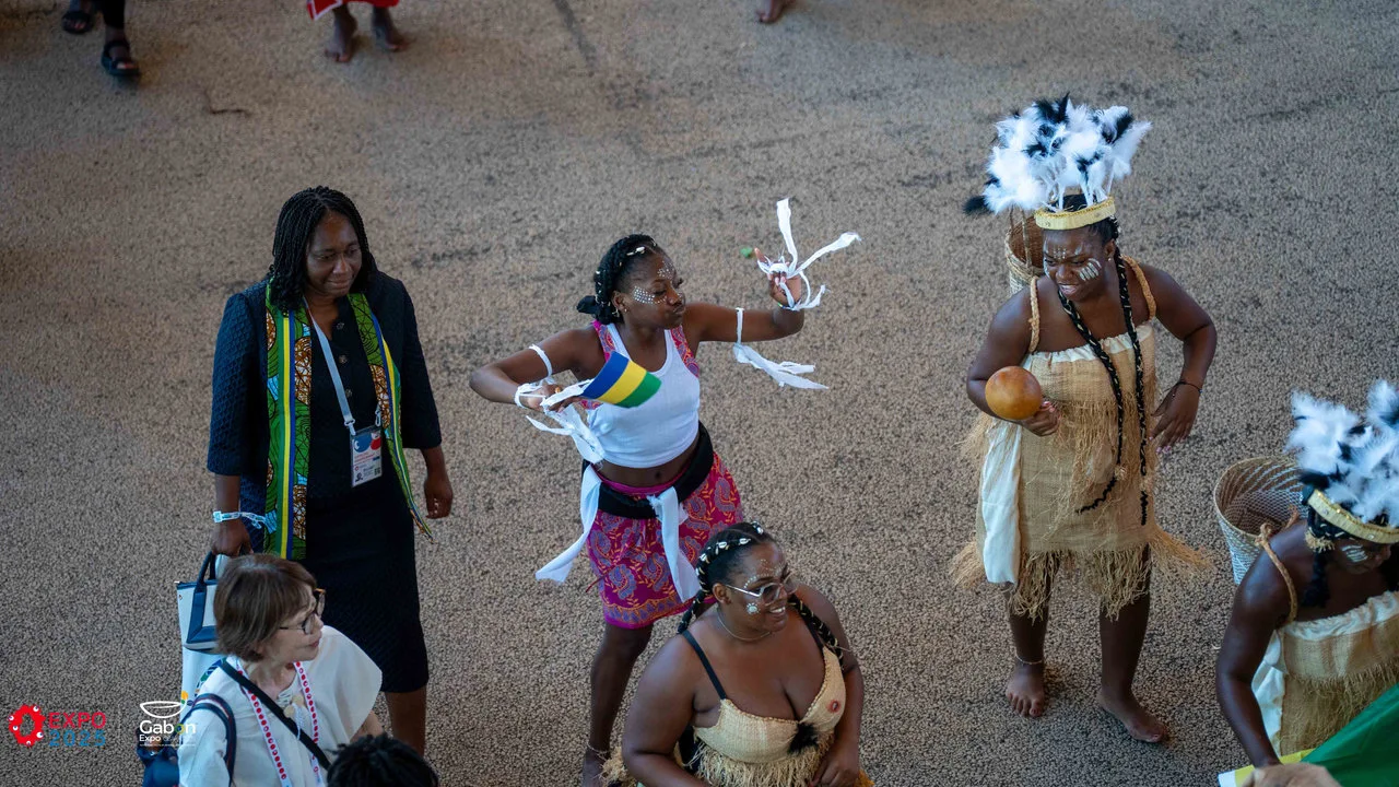 Osaka 2025 – Le Gabon fait sensation avec une parade culturelle autour du plus grand anneau en bois du monde — photographie 7