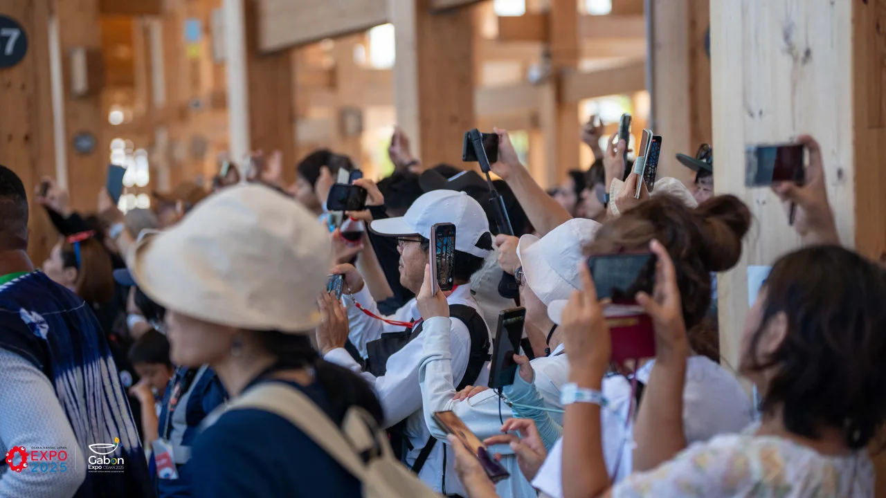 Osaka 2025 – Le Gabon fait sensation avec une parade culturelle autour du plus grand anneau en bois du monde — photographie 8