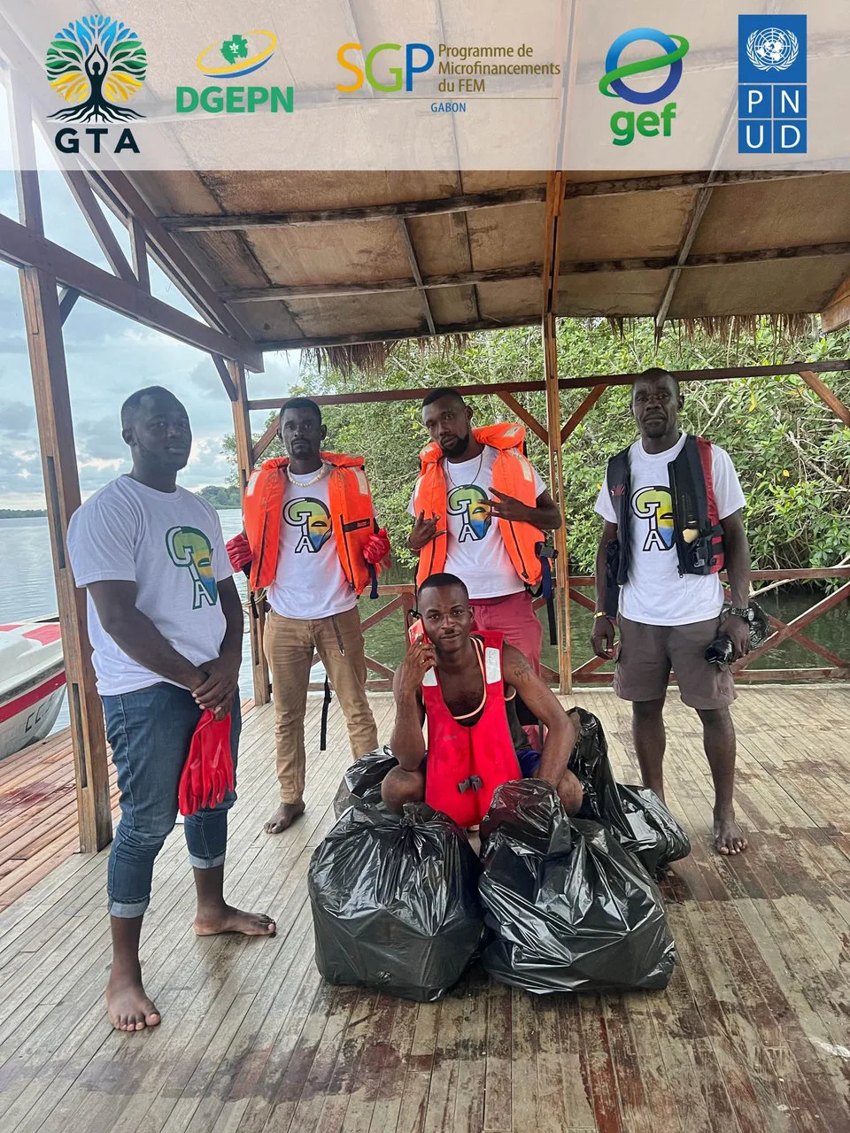 Nettoyage des Mangroves de la Rivière Tsini : Un Combat Contre la Pollution Plastique — photographie 1
