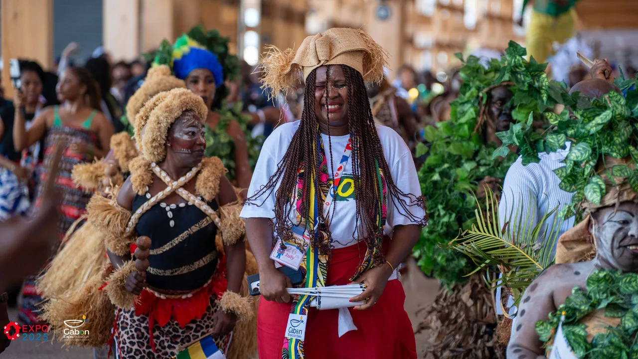 Osaka 2025 – Le Gabon fait sensation avec une parade culturelle autour du plus grand anneau en bois du monde — photographie 15