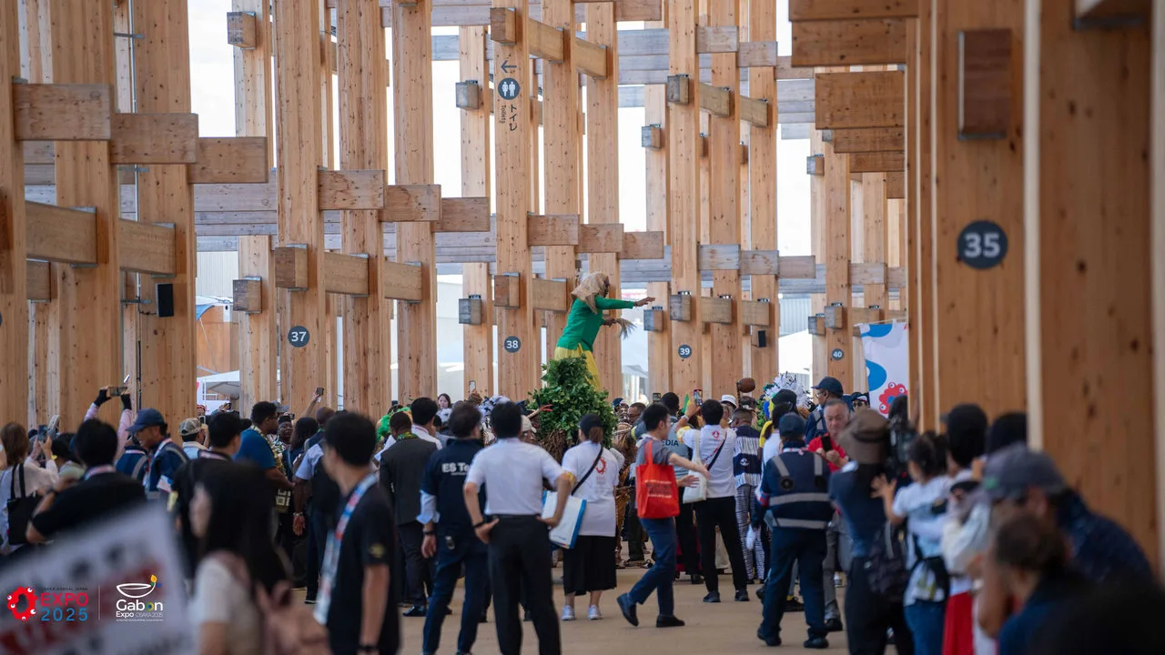Osaka 2025 – Le Gabon fait sensation avec une parade culturelle autour du plus grand anneau en bois du monde — photographie 10