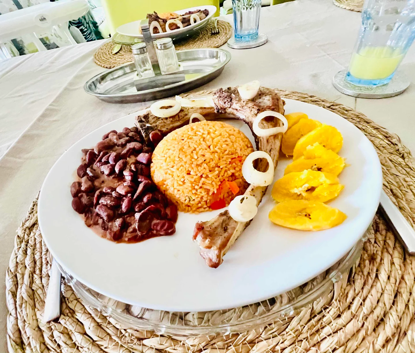 Assiette de riz, haricots rouges et accompagnements