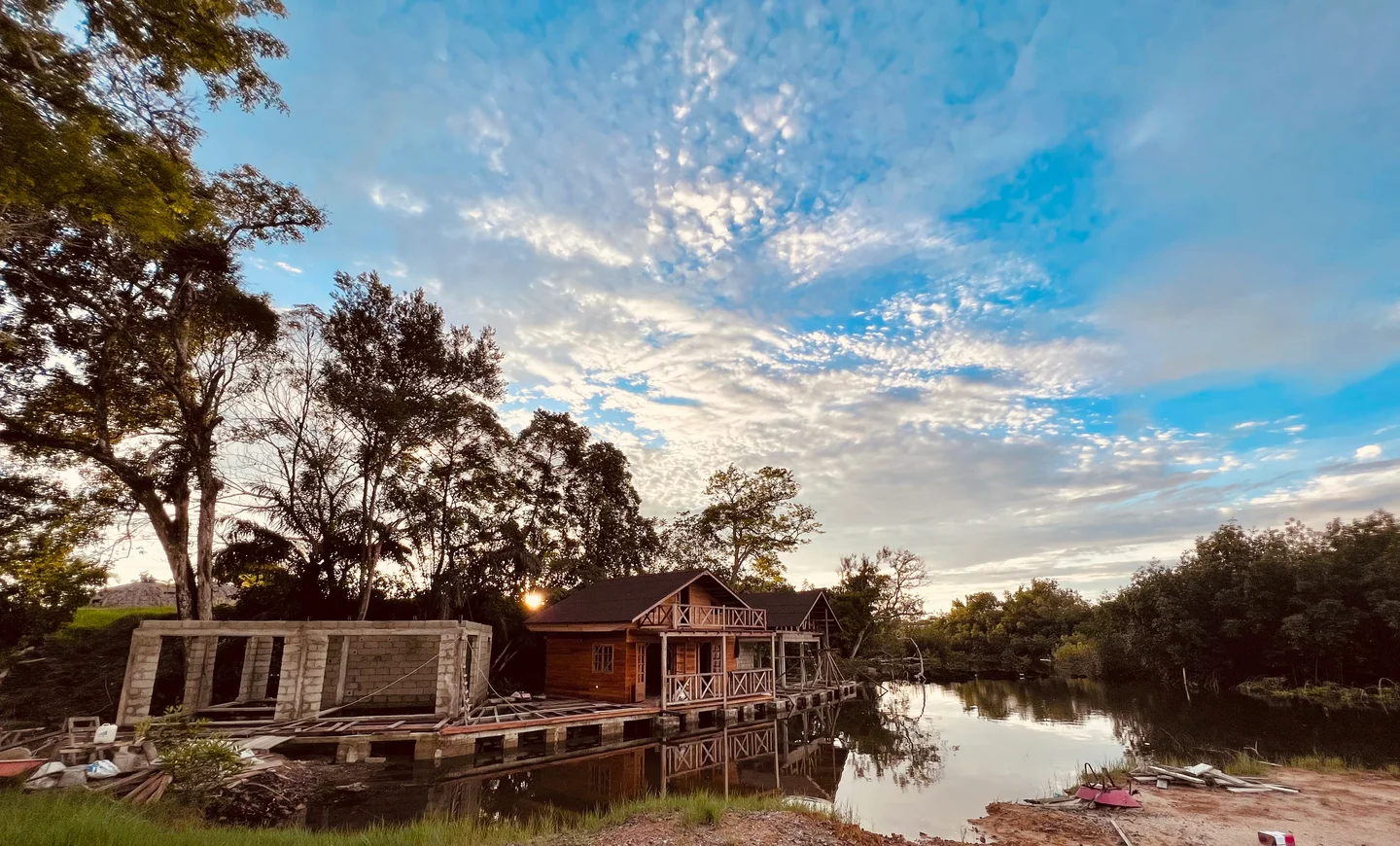Bâtiment et ponton de Ndossi Village au bord de la rivière Tsini