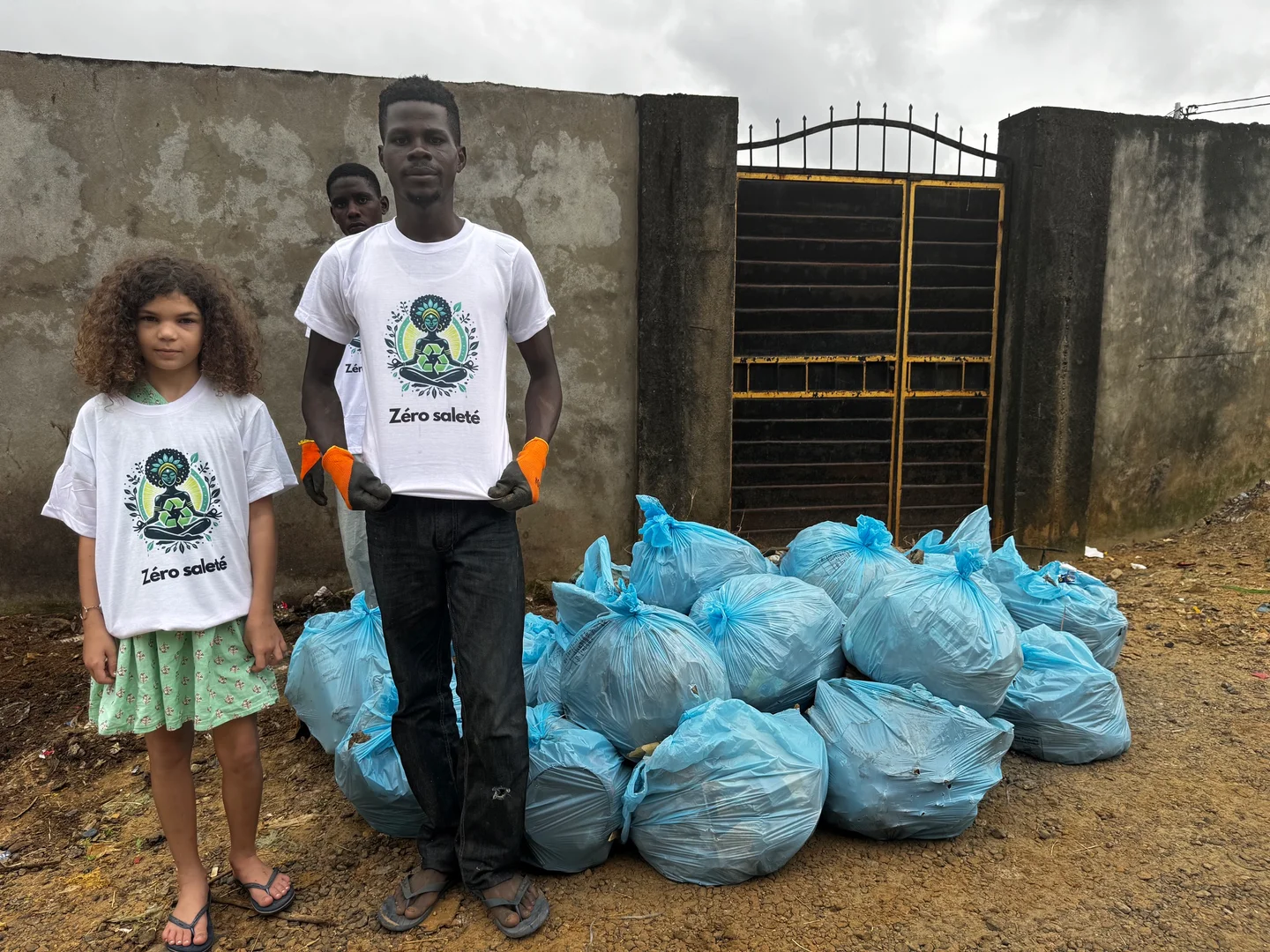 Bénévoles près de sacs de déchets collectés lors d’une action de nettoyage