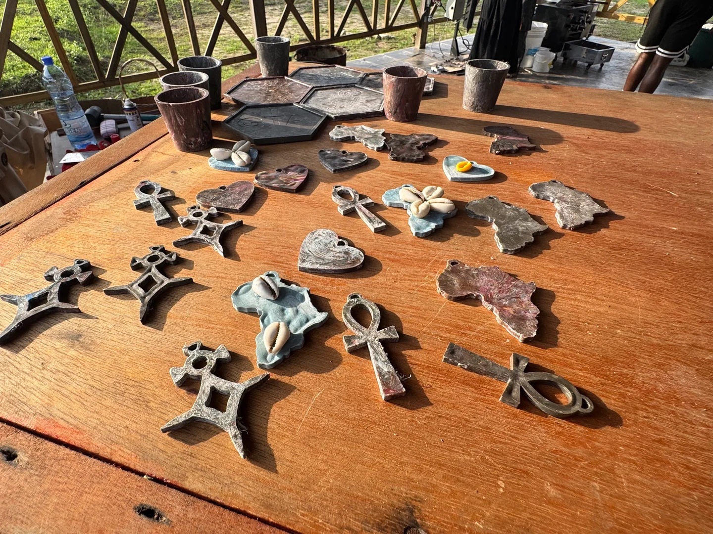Bijoux et petits objets artisanaux disposés sur une table de travail