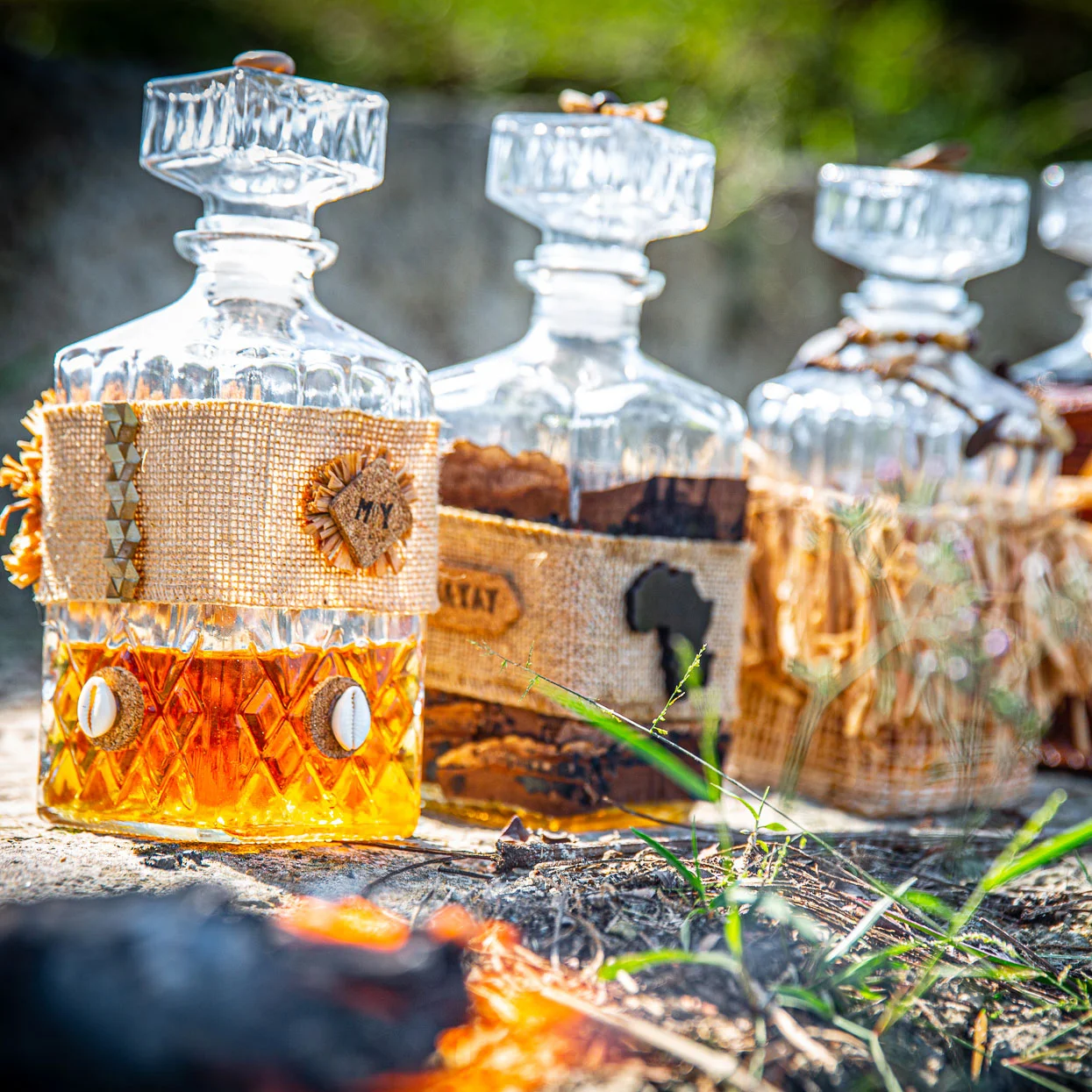 Carafes de liqueur MAYAY aux bouchons en verre, présentées sur une table