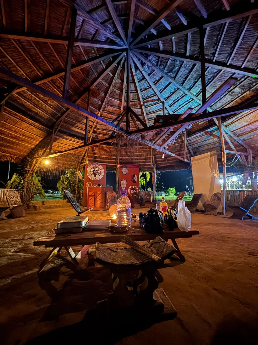 Charpente et éclairage d’une paillote de Ndossi Village