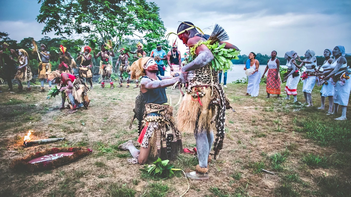 Danseur et public lors d’une cérémonie en extérieur à Ndossi