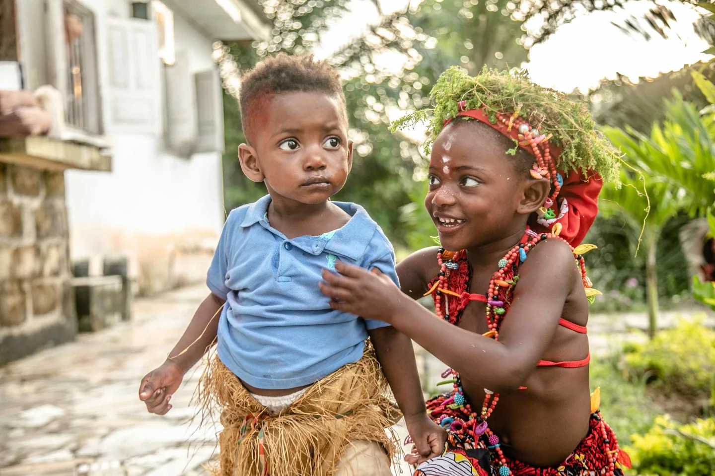 Danseuse souriante tenant un enfant lors d’une rencontre culturelle