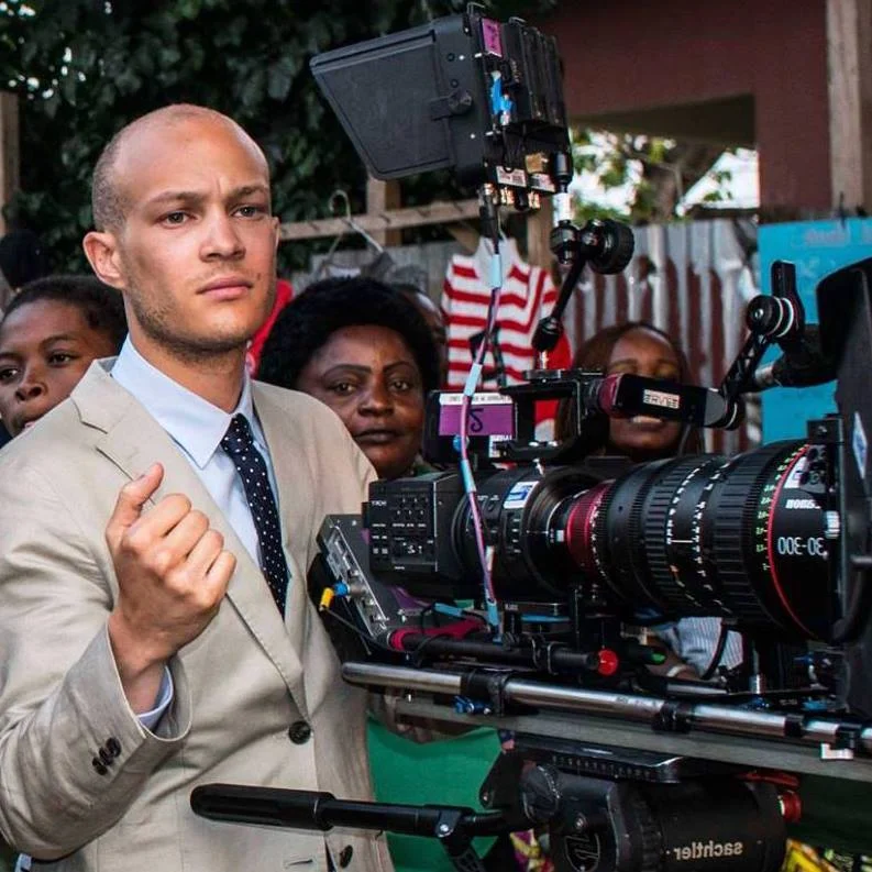 David Mboussou sur un tournage avec une caméra professionnelle