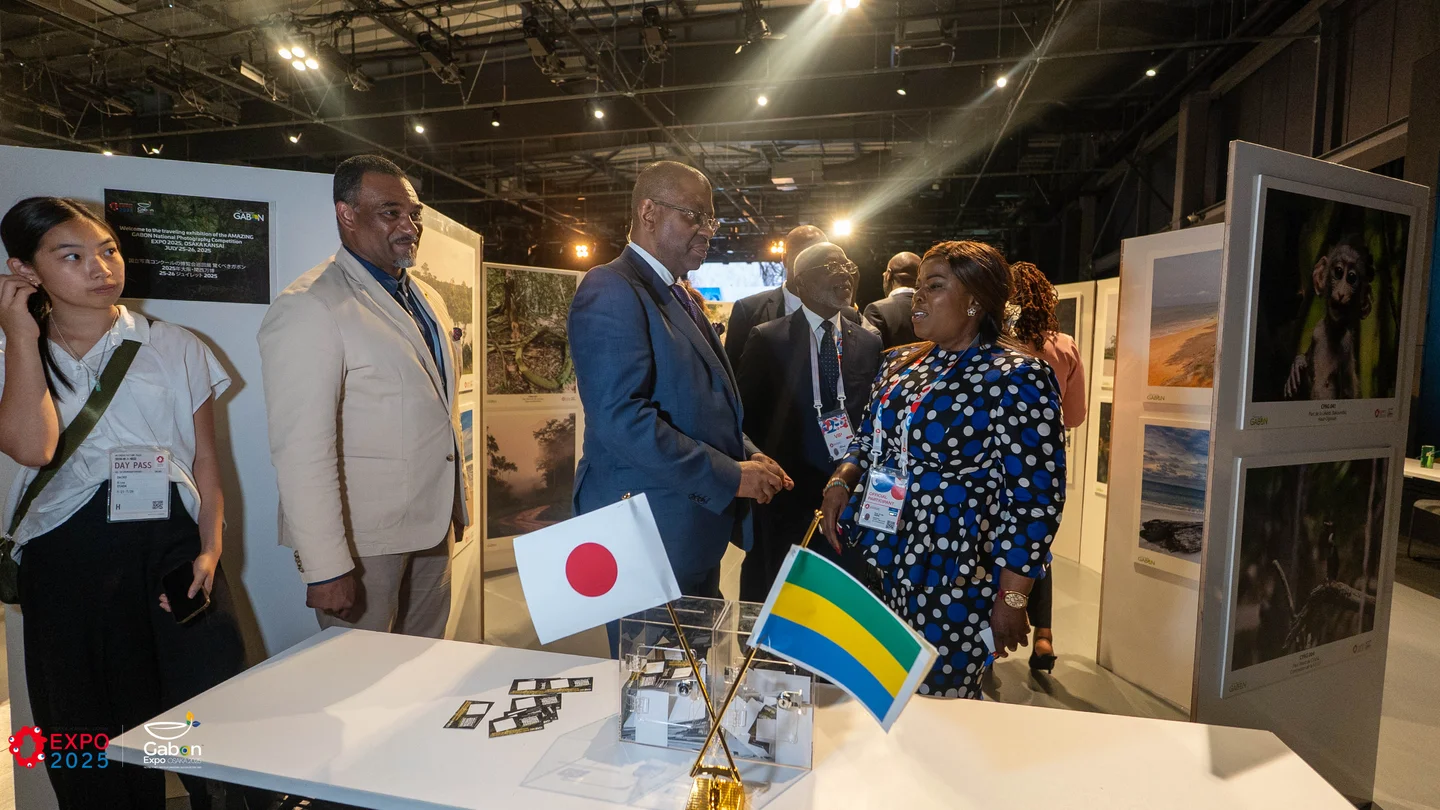 Délégation autour d’un stand gabonais avec drapeaux du Gabon et du Japon