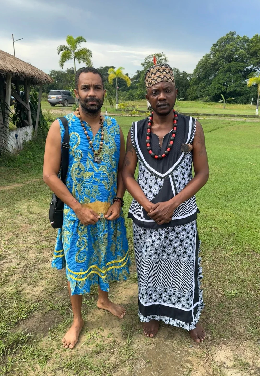Deux participantes en tenues traditionnelles dans les jardins de Ndossi