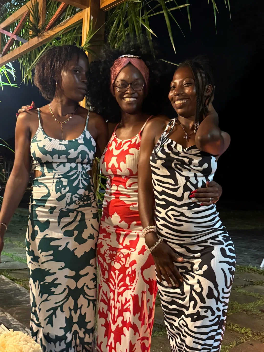 Deux participants en tenues traditionnelles dans un espace de Ndossi