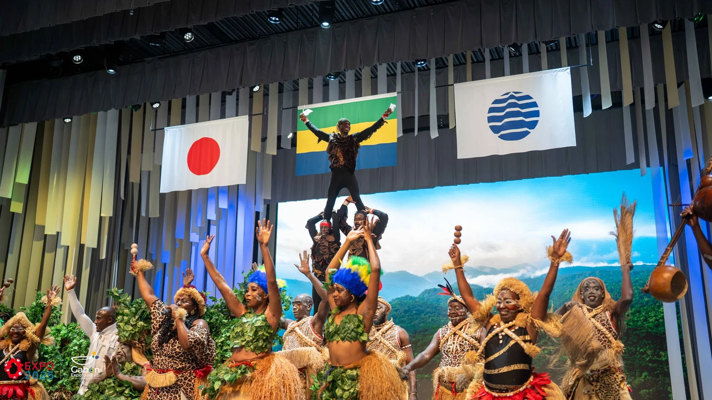 Drapeaux gabonais et japonais lors de la journée nationale du Gabon à Osaka