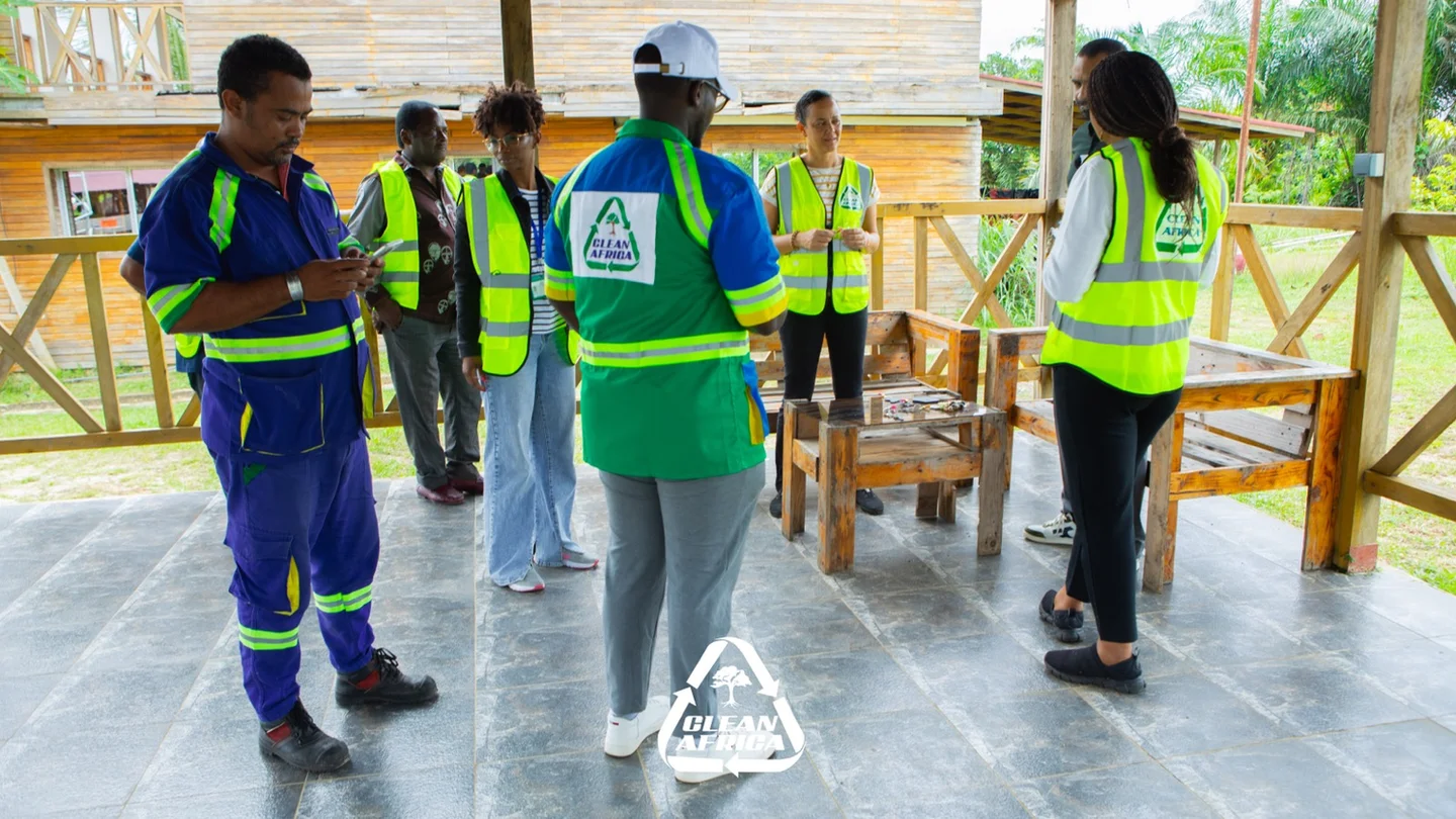 Équipe de Clean Africa en visite, équipée de gilets de sécurité