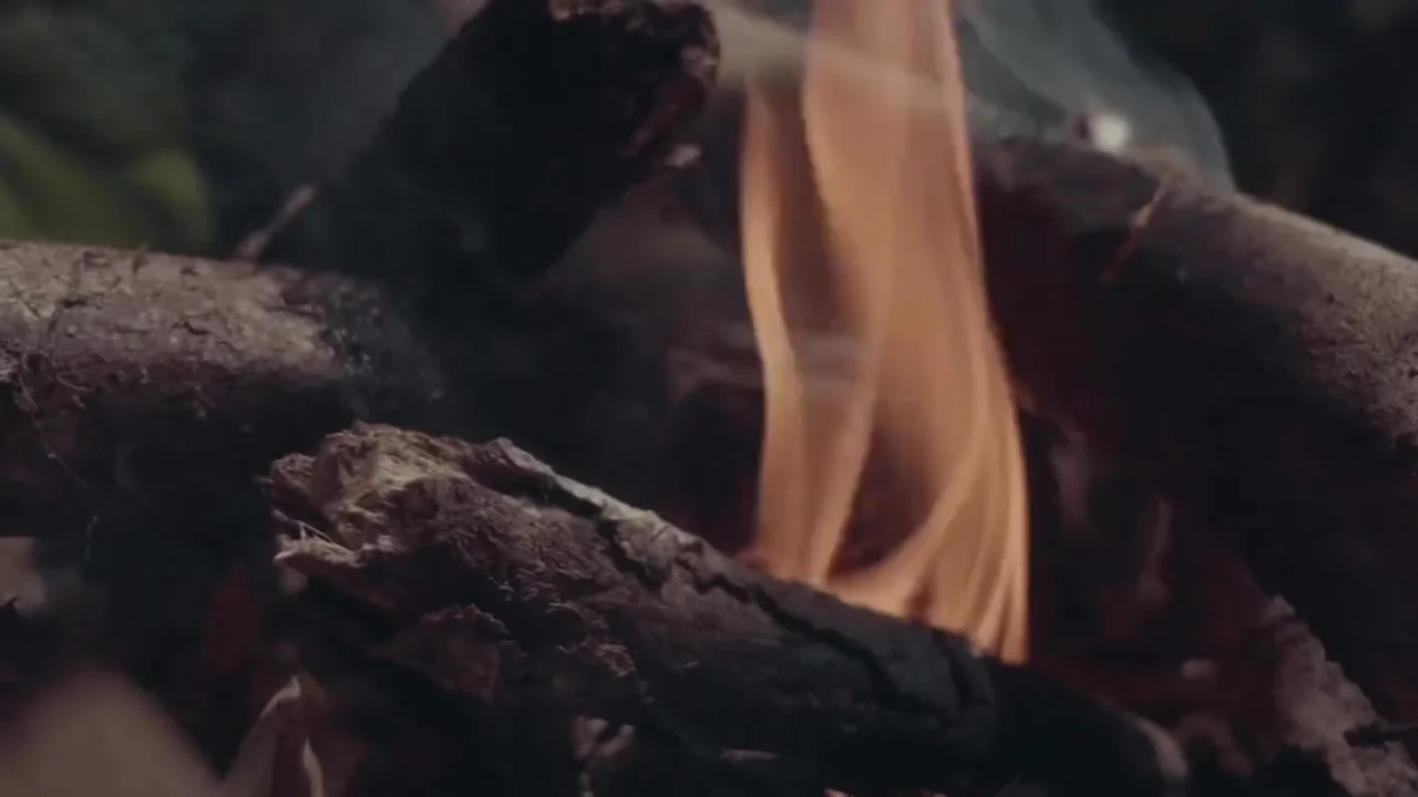 Flamme au-dessus de morceaux de bois, dans l’univers culturel de Gabon Terre Avenir