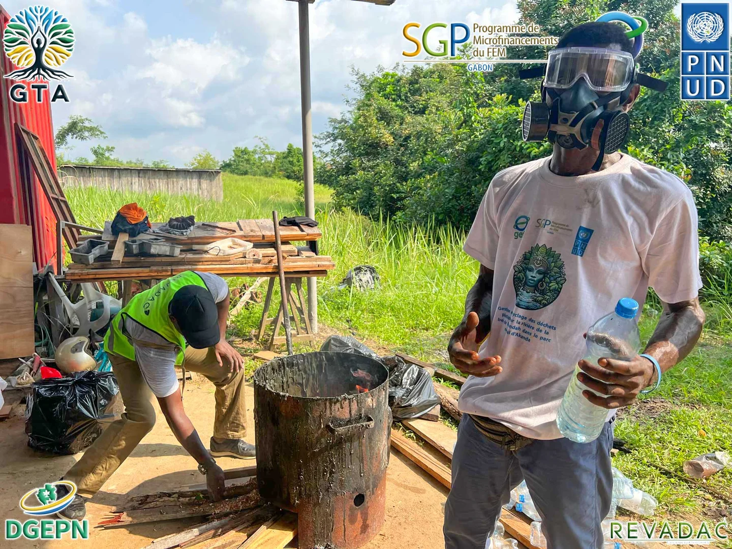 Formation au recyclage avec jeunes participants et matériel d’atelier
