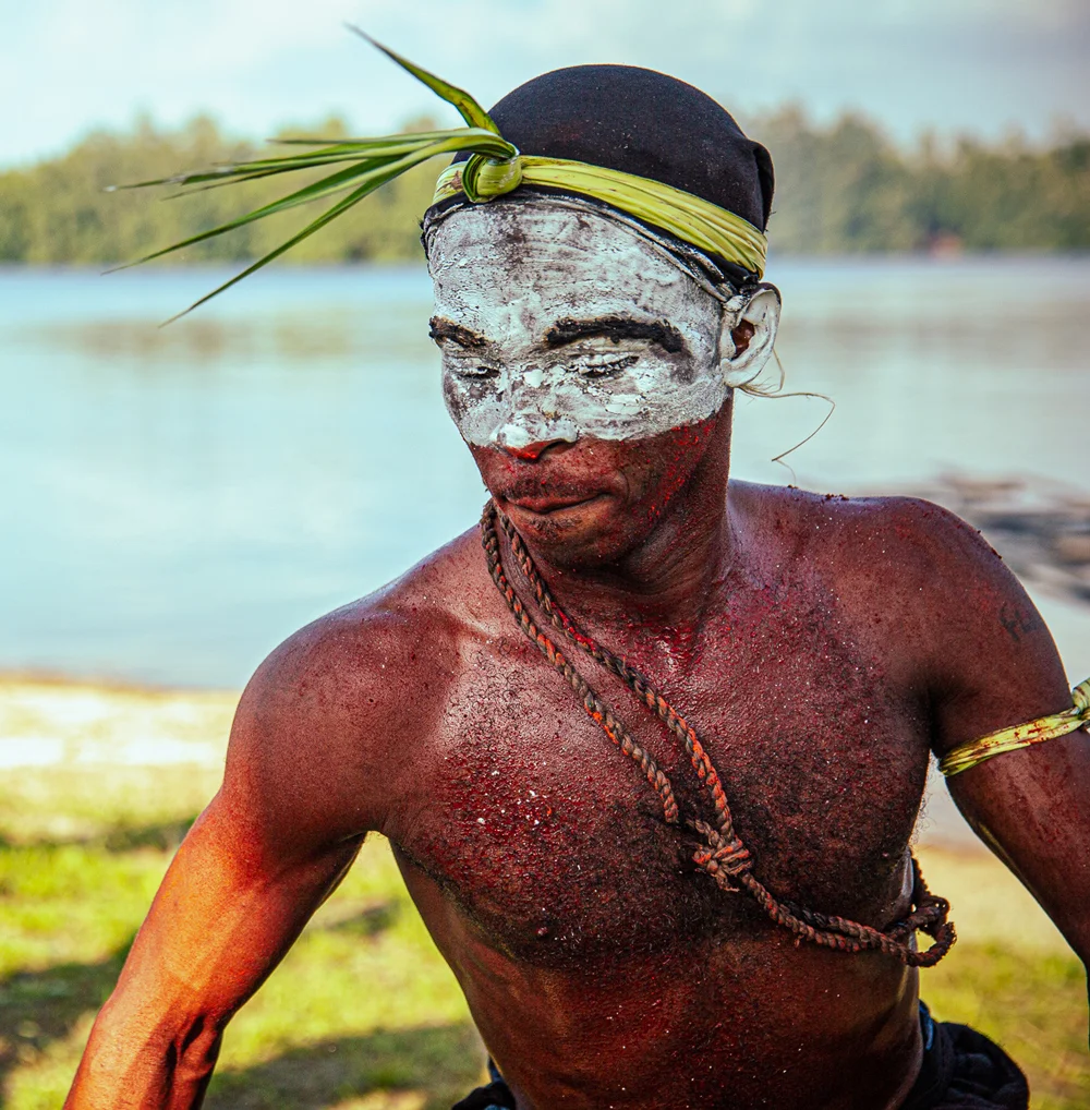 Gleen Mboka avec une coiffure et un maquillage traditionnels