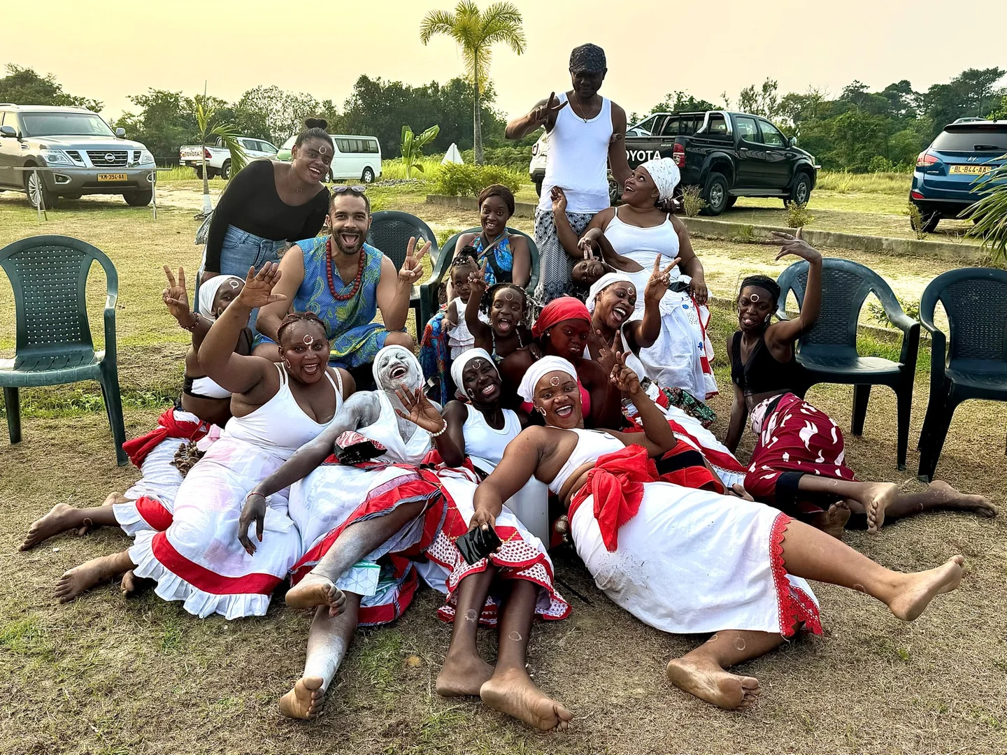 Groupe de danseurs en tenues rouges et blanches à Ndossi