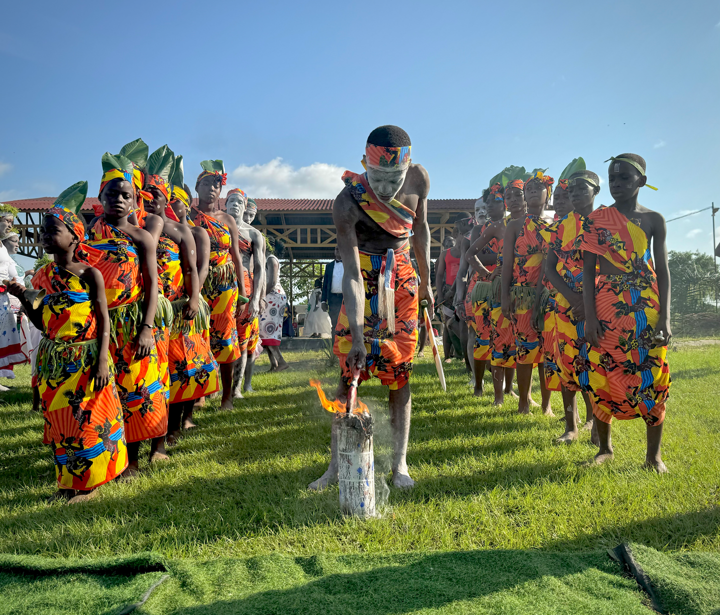 Groupe de participants en tenues colorées dans les jardins