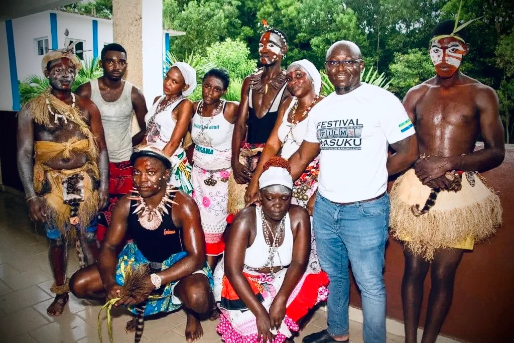 Groupe en tenues traditionnelles lors du festival de Masuku