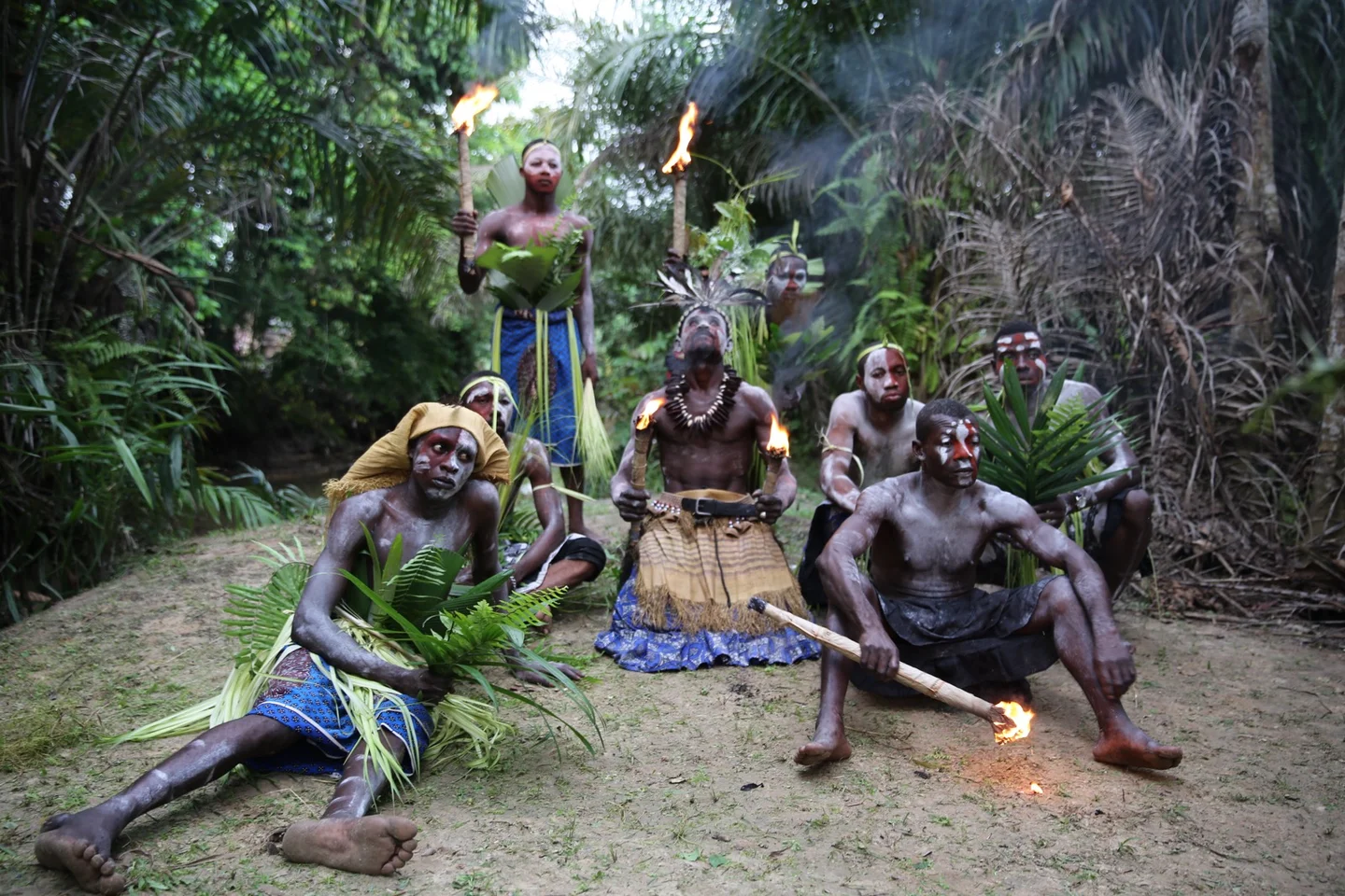 Groupe en tenues traditionnelles parmi les racines d’arbres à Mikumu