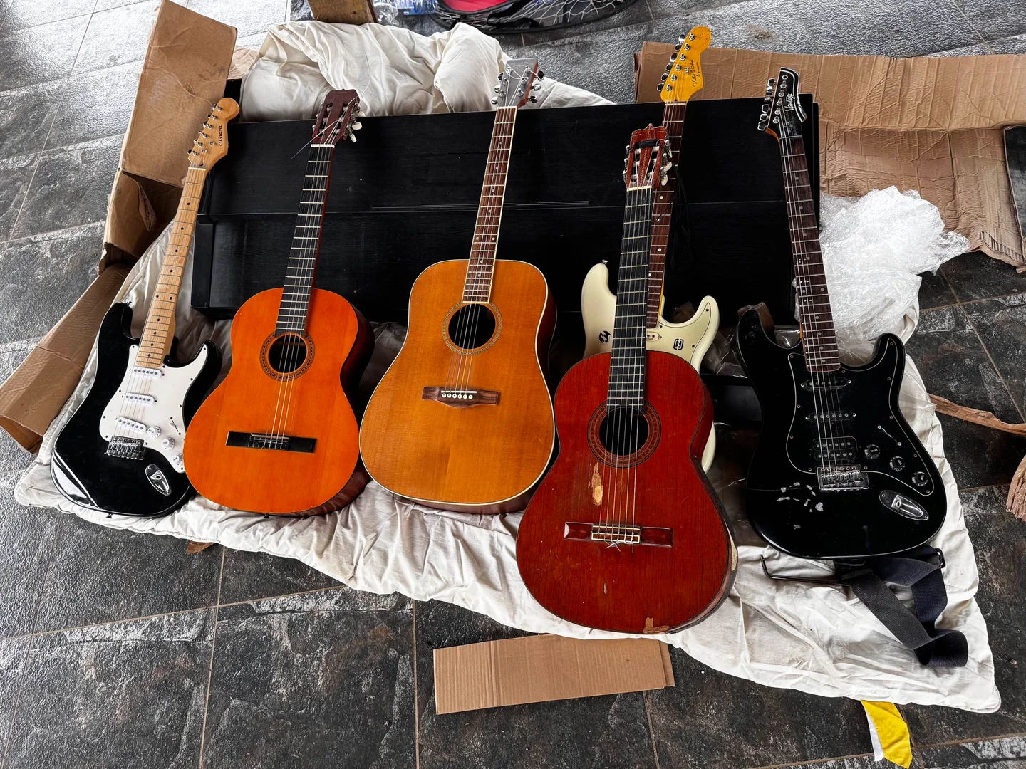 Guitares et instruments de musique présentés sur une table