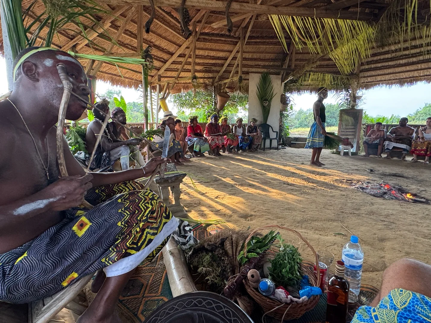 Instruments et participants sous une paillote de Ndossi Village