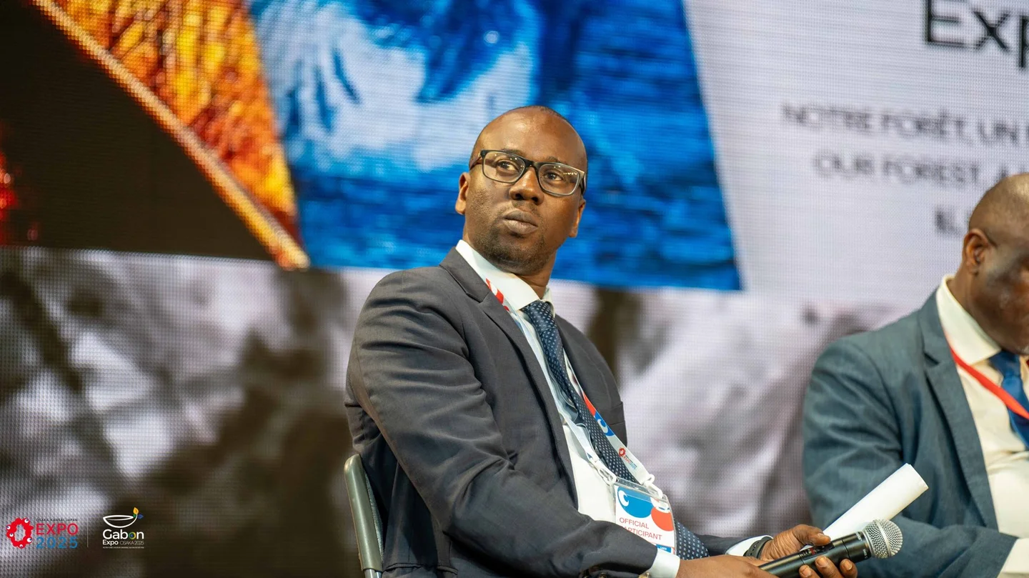 Intervenant assis lors du panel sur la valorisation de la forêt gabonaise à Osaka
