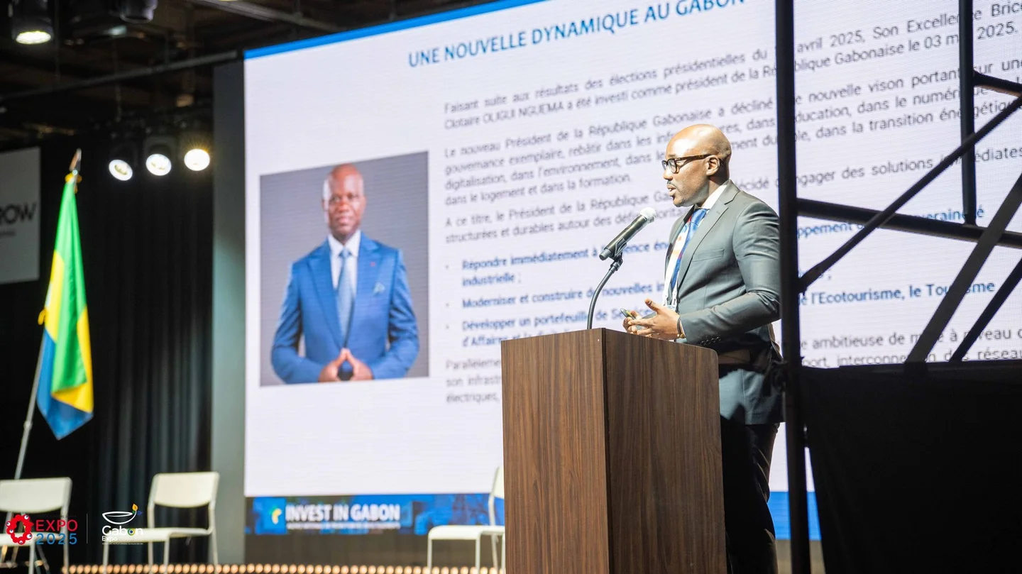Intervenant devant un écran lors du panel des opportunités au Gabon à Osaka 2025