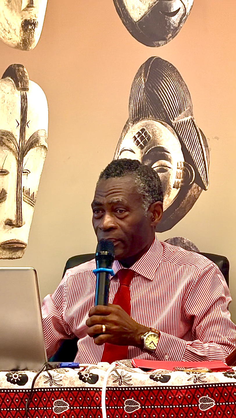 Intervenant en tenue traditionnelle parlant dans un microphone