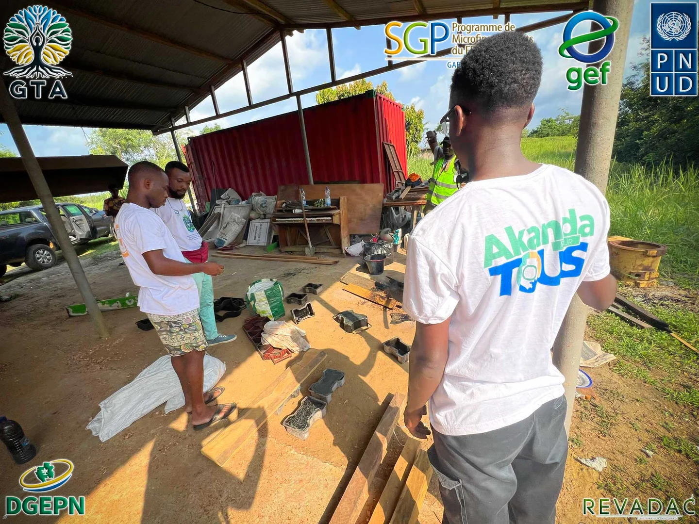 Jeunes participants dans un atelier de recyclage à Ndossi