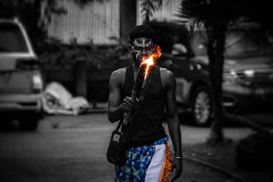 Musicien jouant d’un instrument traditionnel, photographie en noir et blanc
