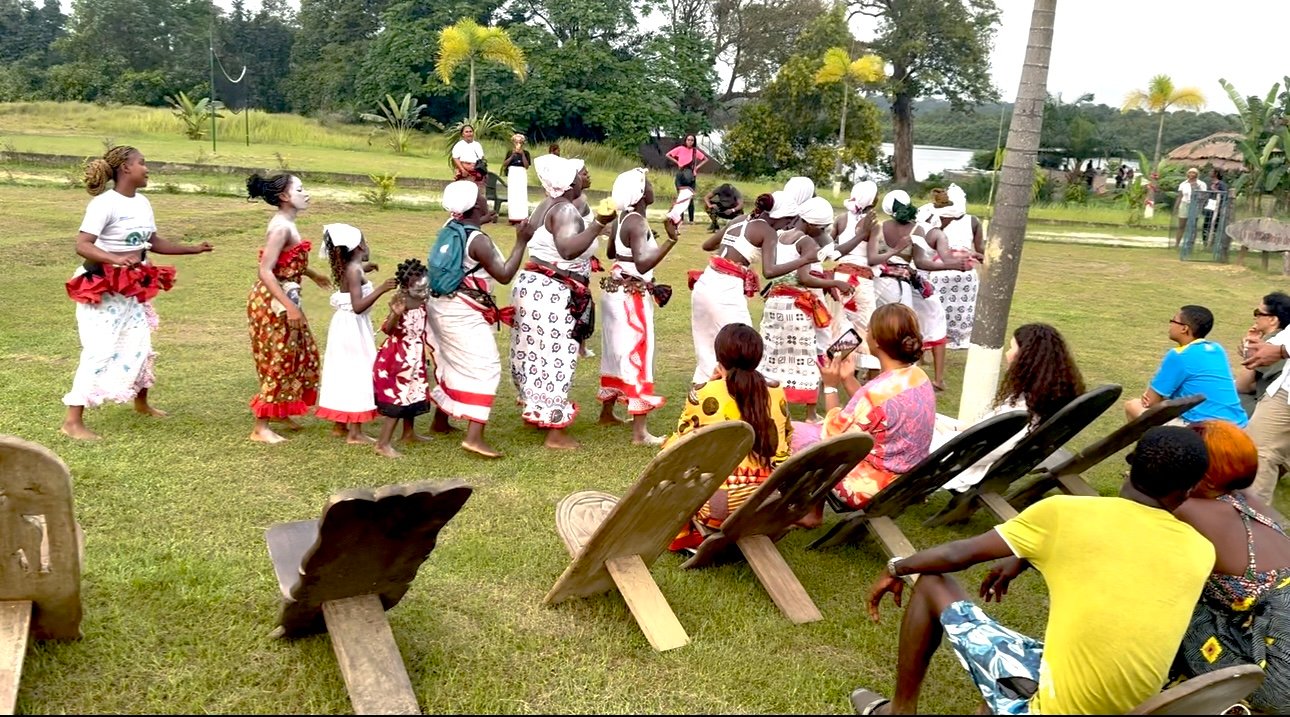 Musiciens et danseurs réunis autour d’un instrument traditionnel