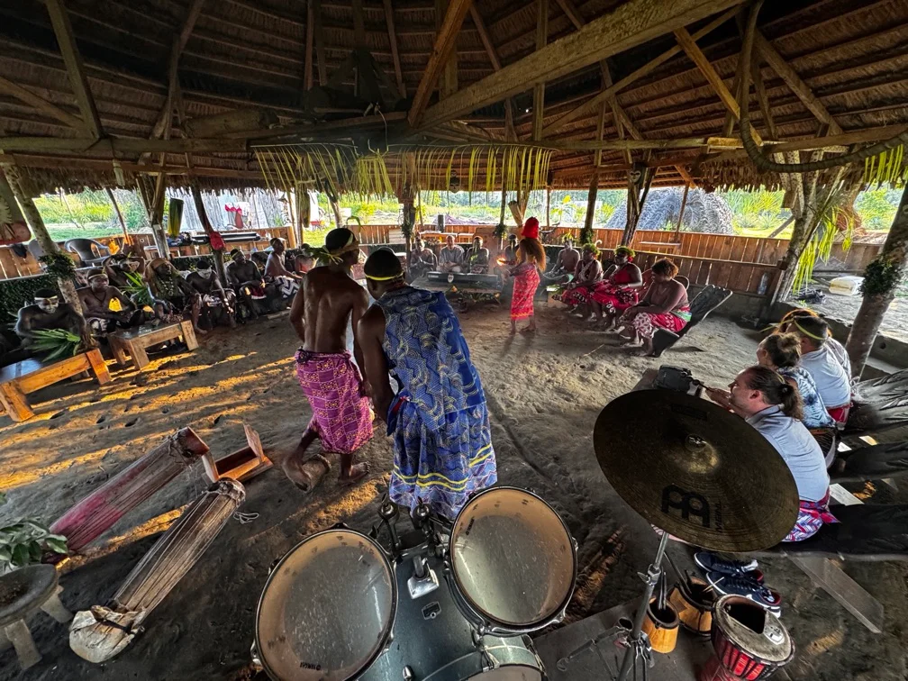 Musiciens, instruments et nattes sous une grande paillote