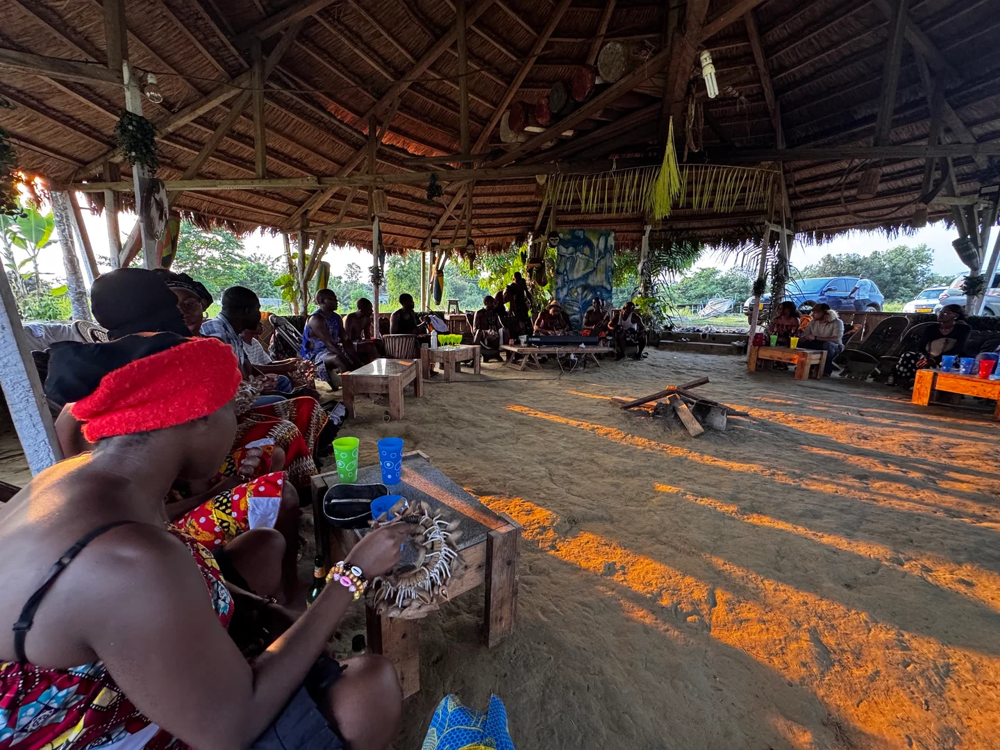 Nattes, instruments et participants sous une paillote à Ndossi Village