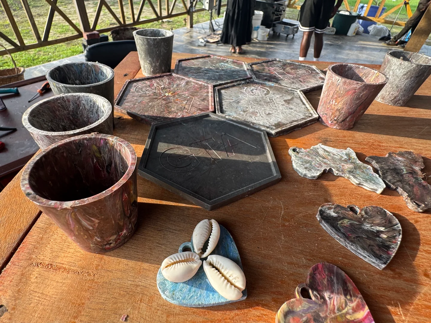 Objets artisanaux et bijoux fabriqués à partir de matériaux recyclés
