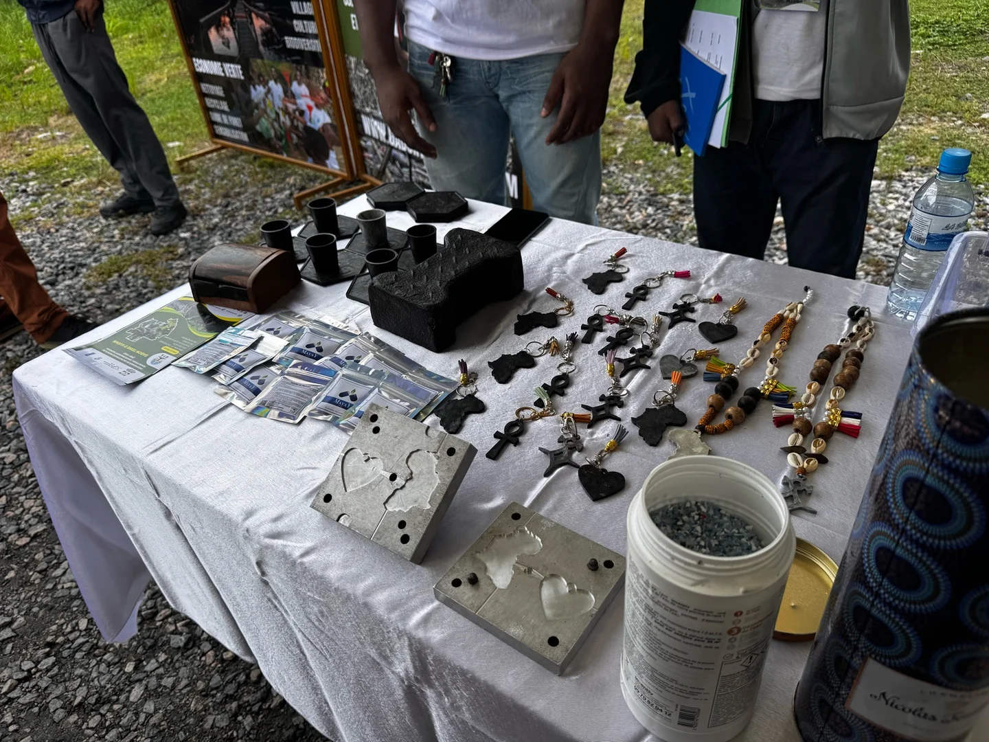 Objets et bijoux artisanaux présentés sur un stand au Salon du Savoir