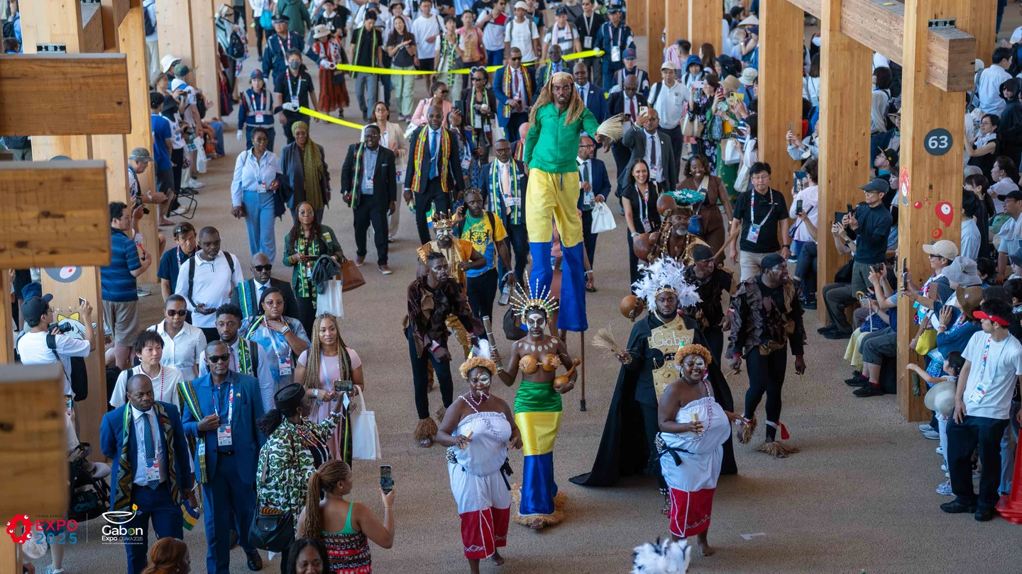 Parade culturelle dans la structure en bois de l’Expo Osaka 2025