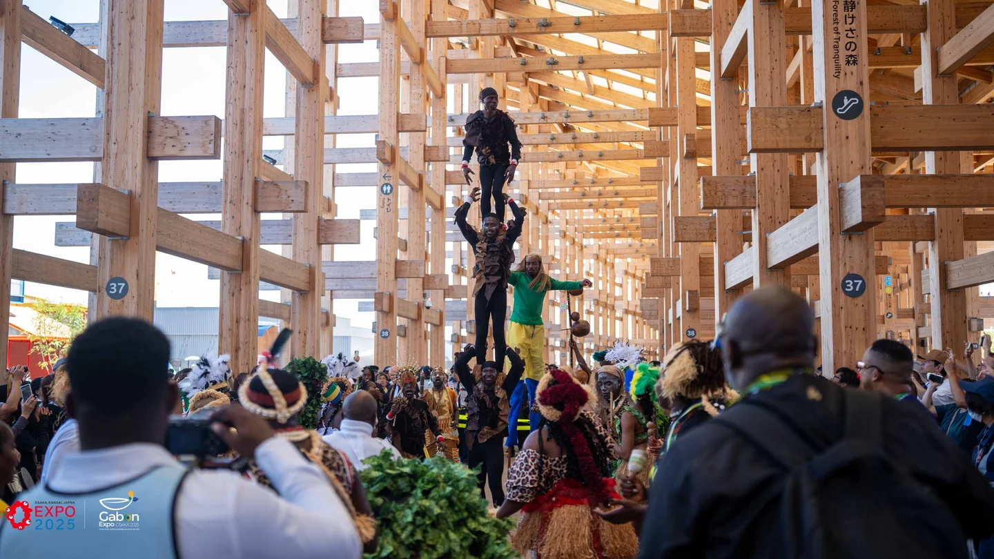 Parade culturelle dans une grande structure en bois à Osaka 2025