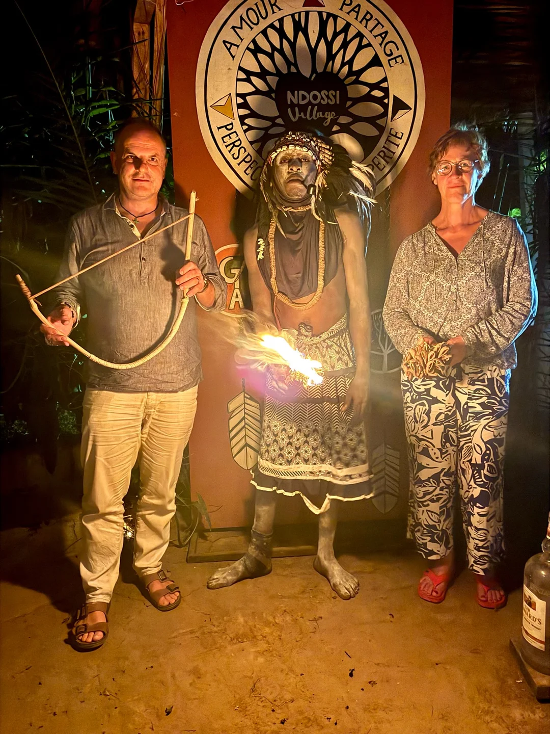 Participant en tenue traditionnelle dans un espace de cérémonie à Ndossi
