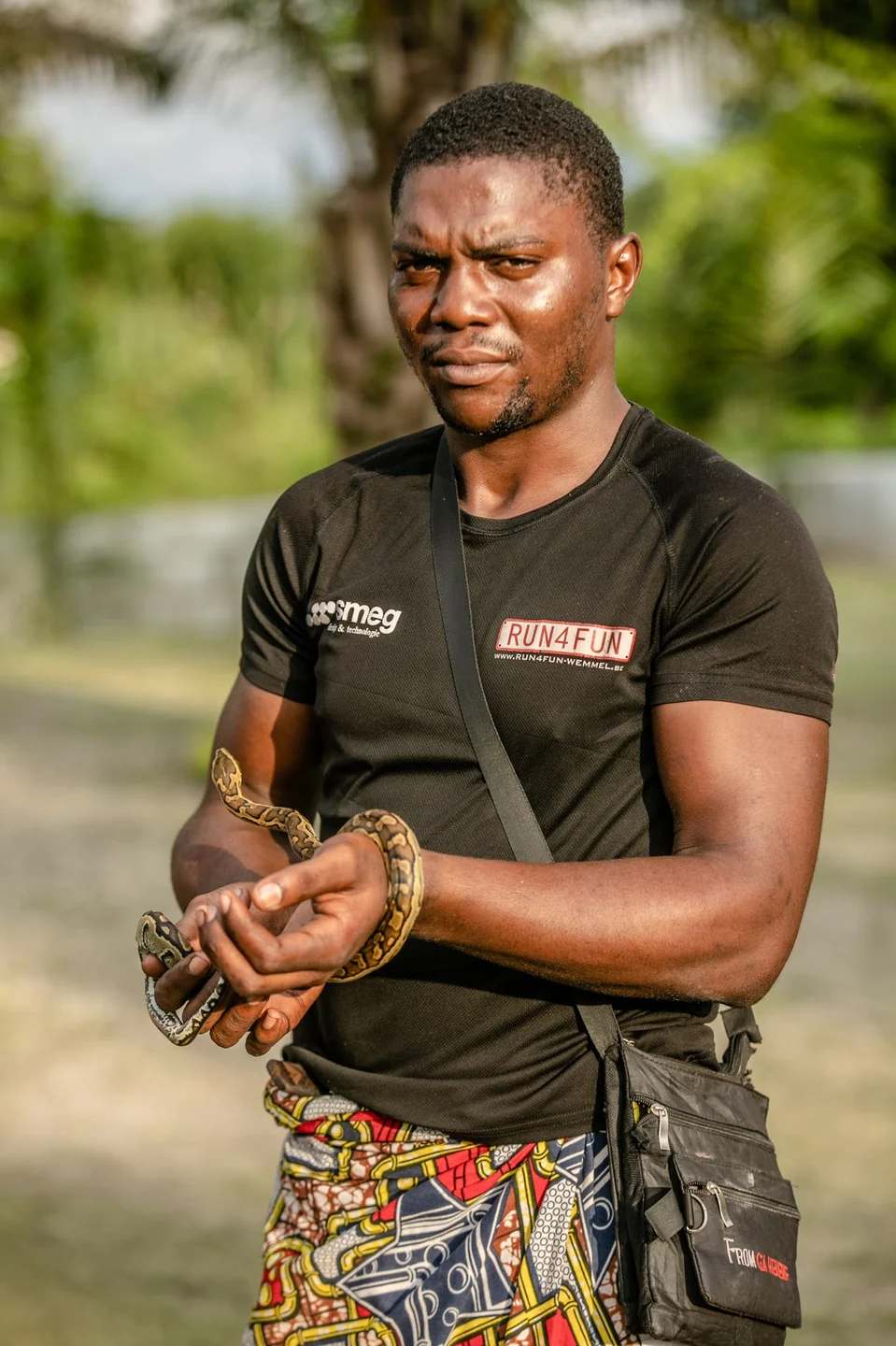 Participant tenant un élément végétal dans la forêt