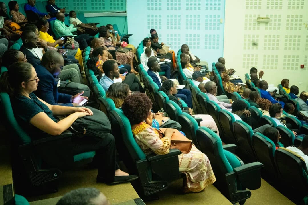 Participants assis dans une salle de réunion sur les projets environnementaux