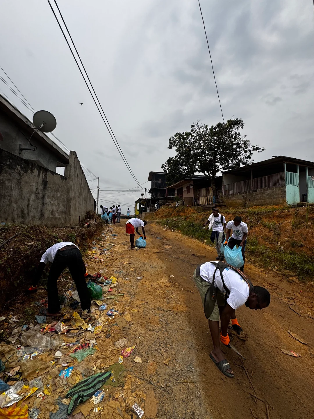 Participants collectant des déchets le long d’un chemin