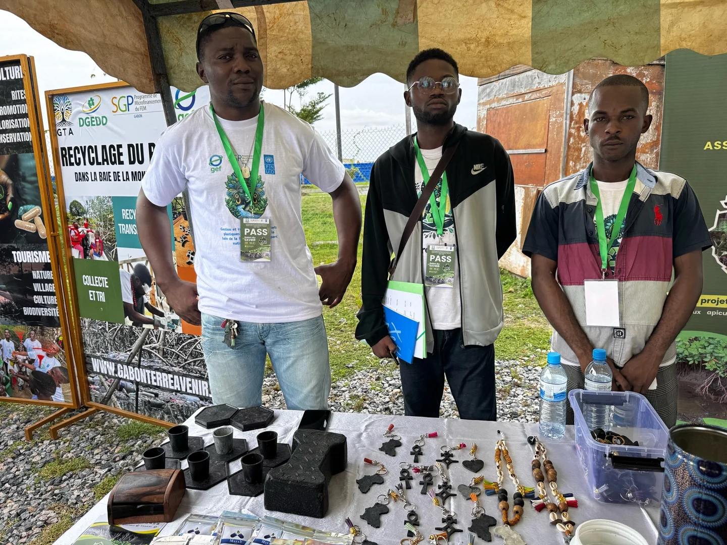 Participants derrière un stand de bijoux et créations artisanales